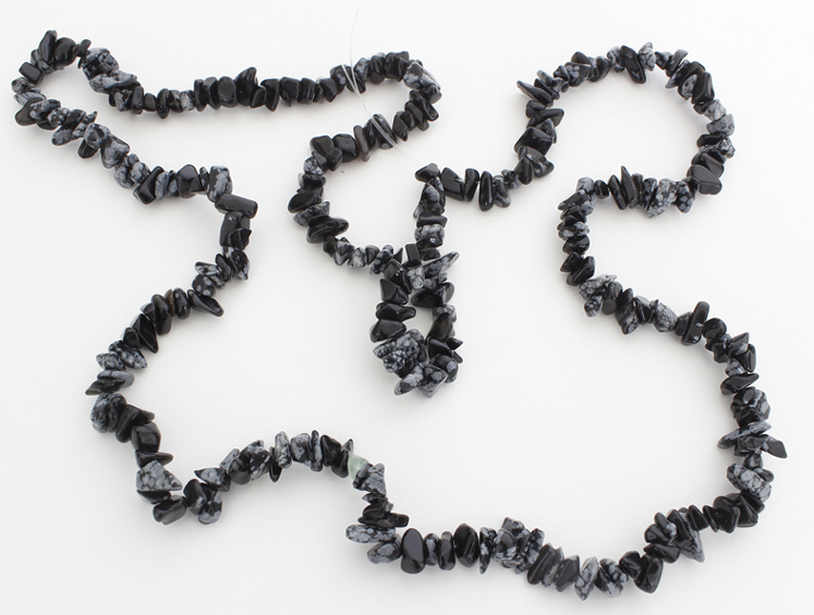 KORÁLKY ZE ZLOMKŮ VLOČKOVÉHO OBSIDIÁNU