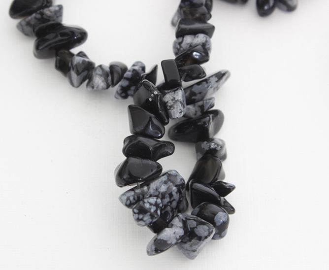 KORÁLKY ZE ZLOMKŮ VLOČKOVÉHO OBSIDIÁNU